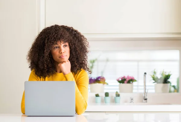 Mujer Afroamericana Usando Computadora Portátil Cocina Cara Seria Pensando Pregunta — Foto de Stock