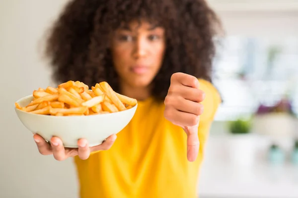 African American Woman Holding Plate Potato Chips Home Angry Face — Stock Photo, Image