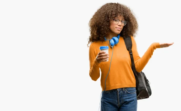 Africano Americano Estudante Mulher Segurando Algo Mão Vazia — Fotografia de Stock