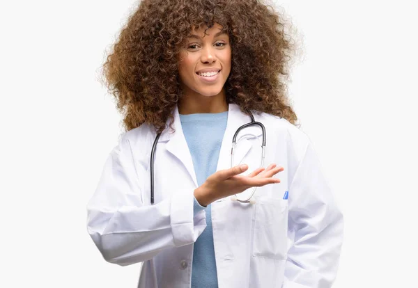 Médico Afroamericano Mujer Profesional Médico Que Trabaja Sosteniendo Algo Mano — Foto de Stock