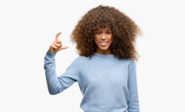 Bir kazak gülümseyen ve süre seyir ve kamera boyutu işaret parmaklarıyla yapıyor el ile kendine güvenen el hareketi giyen Afrikalı-Amerikalı kadın. Ölçü kavramı.