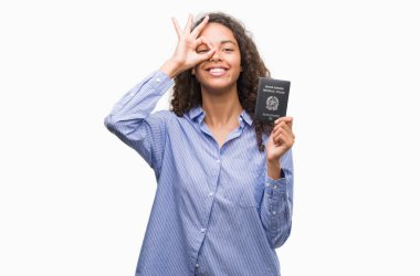 Pasaport İtalya ile ok işareti ile el parmaklarının arasından seyir göze yapıyor gülümseyen mutlu yüz tutan genç İspanyol kadın