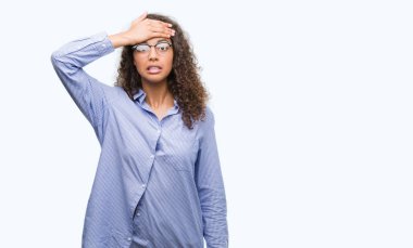 Güzel genç ile İspanyol kadın gözlük takan vurguladı kafasına, utanç ve sürpriz yüz, öfkeli ve sinirli ile şok ver. Korku ve hata için üzgün.