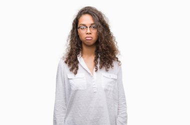 Güzel genç İspanyol kadın depresif ve kızgın ve korkmuş ağlıyor sıkıntı için endişeleniyorum. Üzgün ifade.