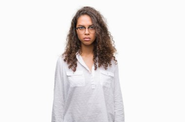 Güzel genç İspanyol kadın şüpheci ve sorun nedeniyle gergin, papatyanın üzgün. Negatif kişi.