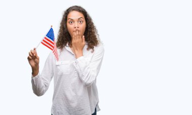 Elle hata, korku, ifade için utanç ile şok Estates Amerika kapak ağız bayrak tutan genç İspanyol kadın sessizce, gizli kavramı korkuttu