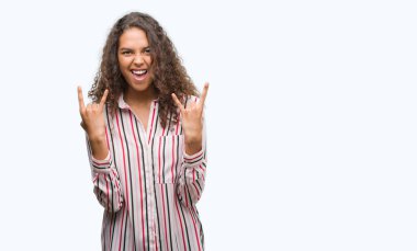 Güzel genç İspanyol kadın deli ifade rock simge elle yapıyor ile bağırarak. Müzik yıldızı. Ağır kavramı.