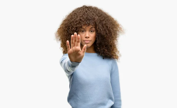 African American Vrouw Het Dragen Van Een Sweater Stop Doen — Stockfoto