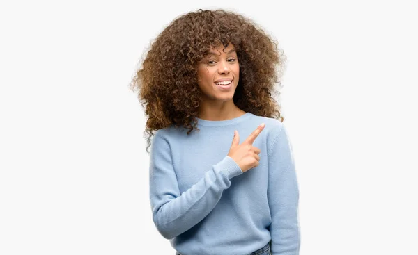 Afroamerikanska Kvinna Som Bär Tröja Som Glada Med Ett Leende — Stockfoto