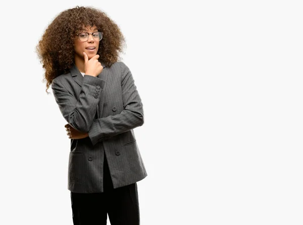 Mujer Negocios Afroamericana Con Gafas Que Miran Con Confianza Cámara — Foto de Stock