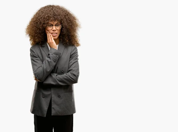 Afro Amerikai Üzletasszony Szemüveg Megható Száj Kezével Fájdalmas Kifejezés Fogfájás — Stock Fotó