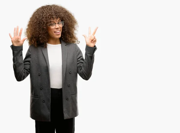 African American Business Kvinna Bär Glasögon Visar Och Pekar Uppåt — Stockfoto