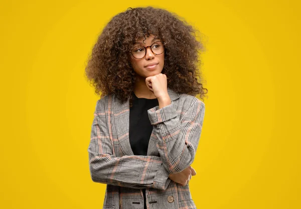 Mujer Afroamericana Usando Una Chaqueta Cara Seria Pensando Pregunta Idea —  Fotos de Stock