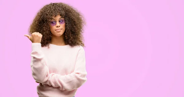 Mulher Afro Americana Vestindo Uma Camisola Rosa Apontando Com Mão — Fotografia de Stock