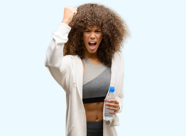 Afrikanisch Amerikanische Fitness Frau Hält Wasserflasche Genervt Und Frustriert Schreien — Stockfoto