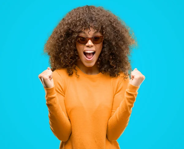 Mujer Afroamericana Vistiendo Suéter Orage Gritando Orgulloso Celebrando Victoria Éxito — Foto de Stock