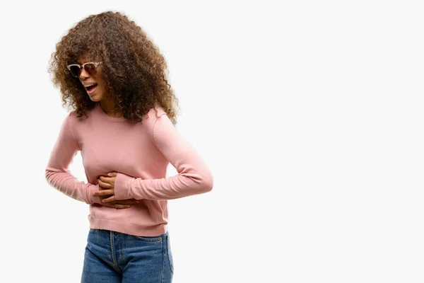 非洲裔美国妇女身穿粉红色太阳镜 手放在胃部 因为恶心 痛苦的疾病感到不适 疼痛概念 — 图库照片