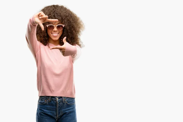 African American Kobieta Nosi Różowe Okulary Uśmiechający Się Podejmowania Ramki — Zdjęcie stockowe