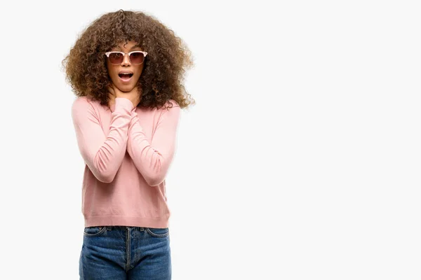 非洲裔美国妇女身穿粉红色太阳镜大喊和窒息 因为痛苦勒死 健康问题 窒息和自杀概念 — 图库照片
