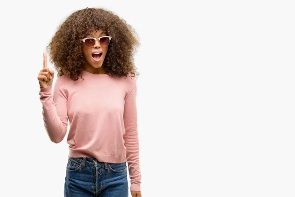 African American Vrouw Draagt Roze Zonnebril Vinger Omhoog Met Succesvolle — Stockfoto