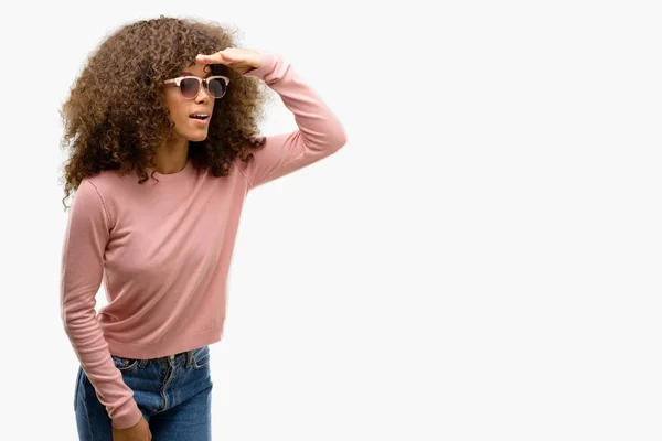 African American Vrouw Draagt Roze Zonnebril Erg Blij Lachende Zoek — Stockfoto