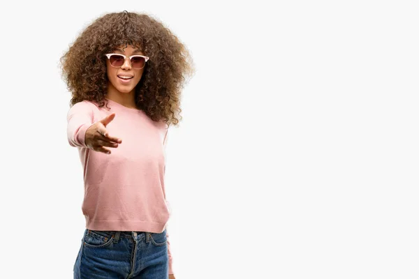 Mujer Afroamericana Con Gafas Sol Color Rosa Sonriente Amable Ofreciendo —  Fotos de Stock