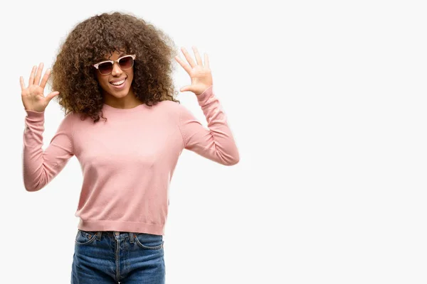 Afrikanisch Amerikanische Frau Trägt Eine Rosa Sonnenbrille Und Zeigt Mit — Stockfoto