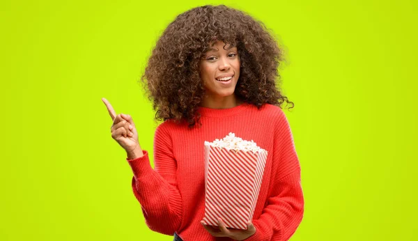 Afroamericano Donna Mangiare Popcorn Molto Felice Puntando Con Mano Dito — Foto Stock