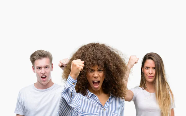 Skupina Mladých Lidí Nad Bílým Pozadím Naštvaný Frustrovaný Křik Hněvem — Stock fotografie