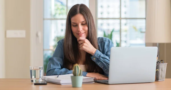 Estudiante Joven Estudiando Casa Cara Seria Pensando Pregunta Idea Muy —  Fotos de Stock