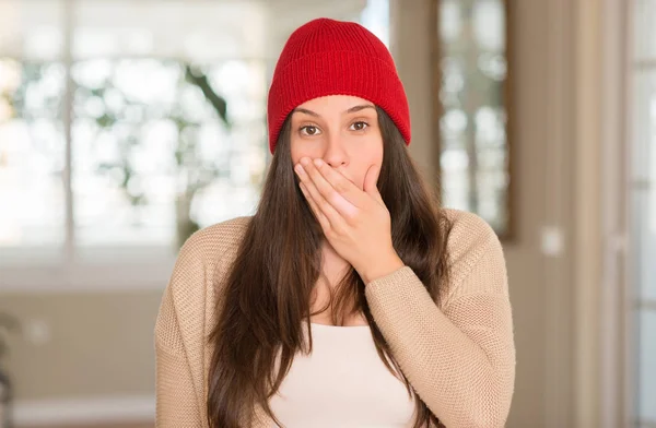 Young Beautiful Woman Wearing Red Cap Home Cover Mouth Hand — Stock Photo, Image