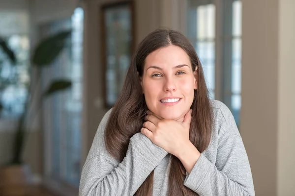 Mooie Jongedame Thuis Schreeuwen Stik Omdat Pijnlijke Wurgen Gezondheidsprobleem Asphyxiate — Stockfoto