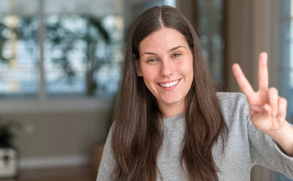 Joven Mujer Hermosa Casa Sonriendo Mirando Cámara Mostrando Los Dedos — Foto de Stock