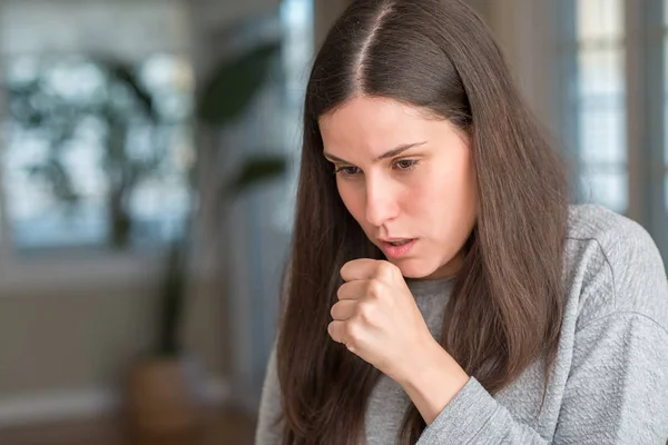 Jovem Mulher Bonita Casa Sentindo Mal Tosse Como Sintoma Frio — Fotografia de Stock