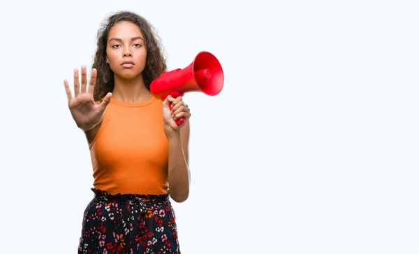 Junge Hispanische Frau Hält Megafon Mit Offener Hand Und Macht — Stockfoto