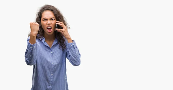 Mulher Hispânica Jovem Usando Smartphone Irritado Frustrado Gritando Com Raiva — Fotografia de Stock