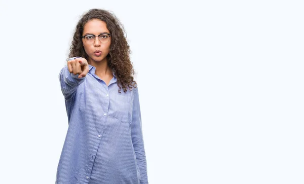 Mulher Hispânica Jovem Bonita Usando Óculos Apontando Com Dedo Para — Fotografia de Stock