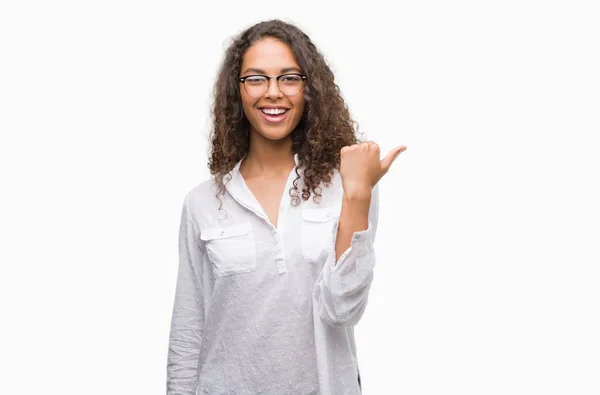 Mulher Hispânica Jovem Bonita Sorrindo Com Rosto Feliz Olhando Apontando — Fotografia de Stock