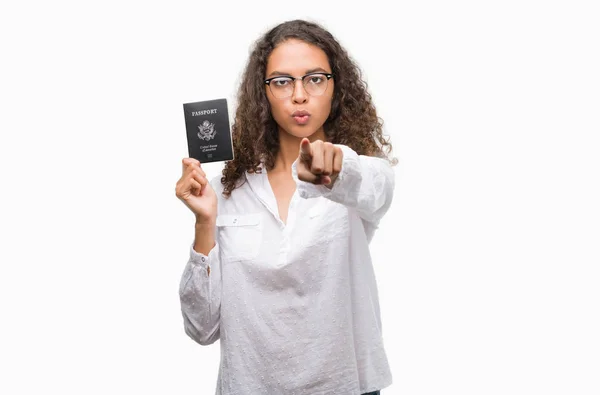 Jovem Hispânica Segurando Passaporte Dos Estados Unidos América Apontando Com — Fotografia de Stock