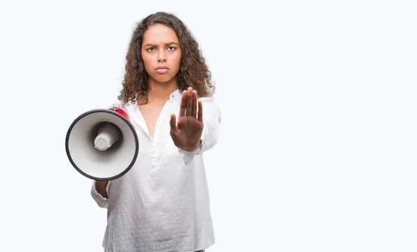 Junge Hispanische Frau Hält Megafon Mit Offener Hand Und Macht — Stockfoto