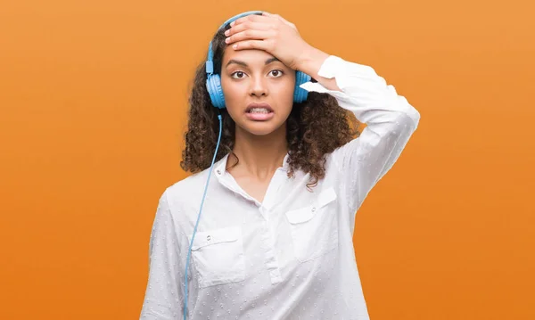 Mujer Hispana Joven Usando Auriculares Estresados Con Mano Cabeza Conmocionados — Foto de Stock