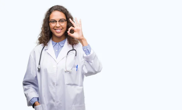 Jovem Hispânico Médico Mulher Fazendo Sinal Com Dedos Excelente Símbolo — Fotografia de Stock