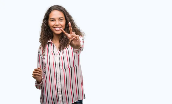 Hermosa Joven Hispana Sonriendo Mirando Cámara Mostrando Los Dedos Haciendo — Foto de Stock