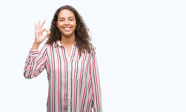 Mulher Hispânica Jovem Bonita Sorrindo Positivo Fazendo Sinal Com Mão — Fotografia de Stock