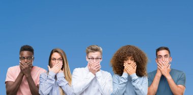 Mavi blackground ağız hata için elleriyle kapsayan şok üzerinde arkadaş grubu bileşimi. Gizli kavramı.