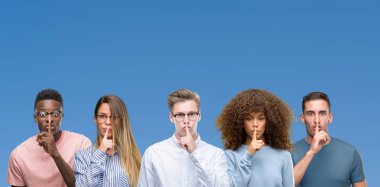 Mavi blackground dudaklarında parmak ile sessiz olmanı üzerinde arkadaş grubu bileşimi. Sessizlik ve gizli kavramı.