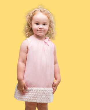 Güzel sarışın yürümeye başlayan çocuk el hareketi