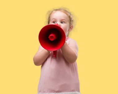 Güzel sarışın yürümeye başlayan çocuk megafon ile bağırarak