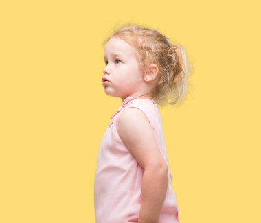 Güzel sarışın yürümeye başlayan çocuk el hareketi