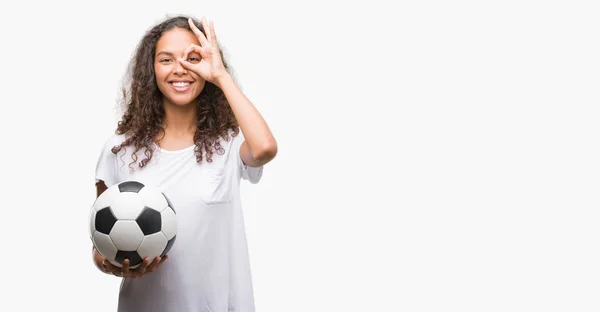Junge Hispanische Frau Hält Fußball Ball Mit Glücklichem Gesicht Lächelnd — Stockfoto
